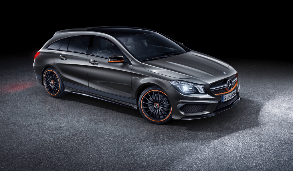 Серебристый стильный автомобиль Mercedes CLA Shooting Brake