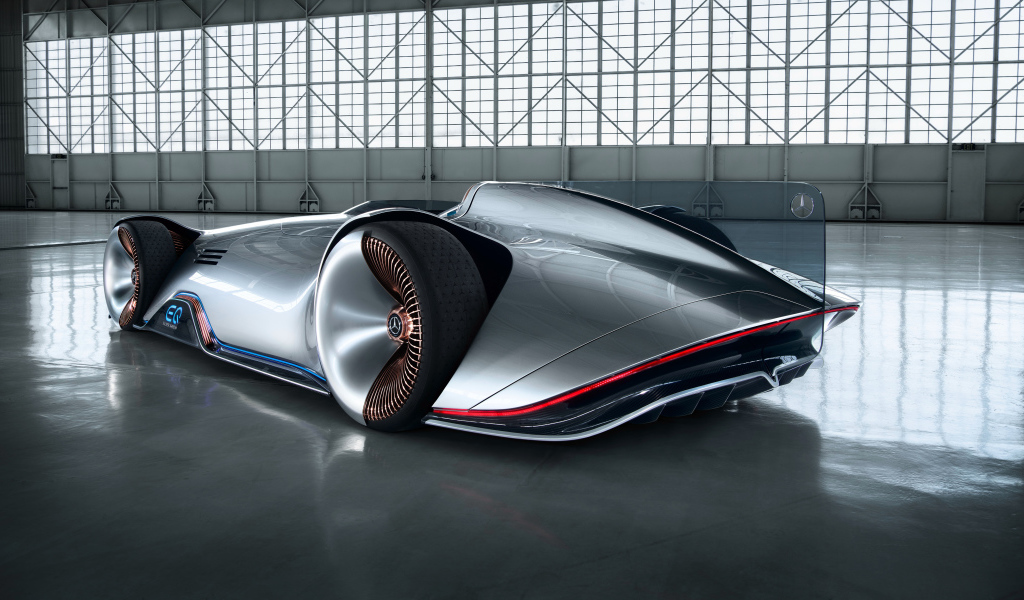 Суперкар Mercedes Benz Vision EQ Silver Arrow в ангаре