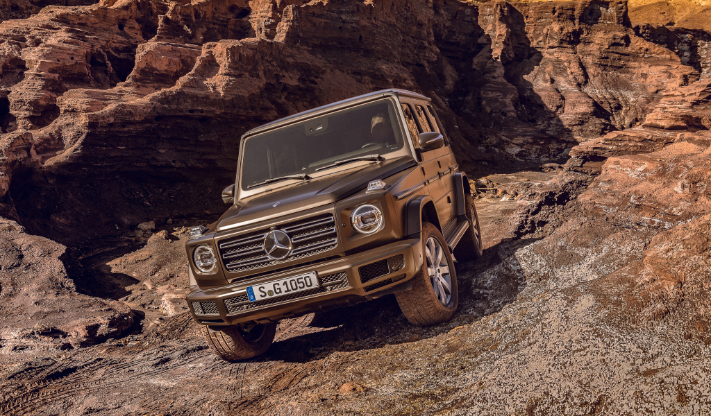 Большой дорогой автомобиль Mercedes Benz G 500, 2018 в горах