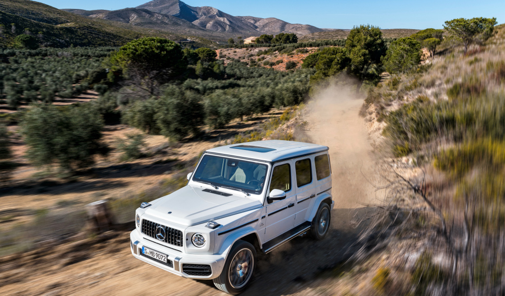 Белый внедорожник Mercedes AMG G 63 2018 года