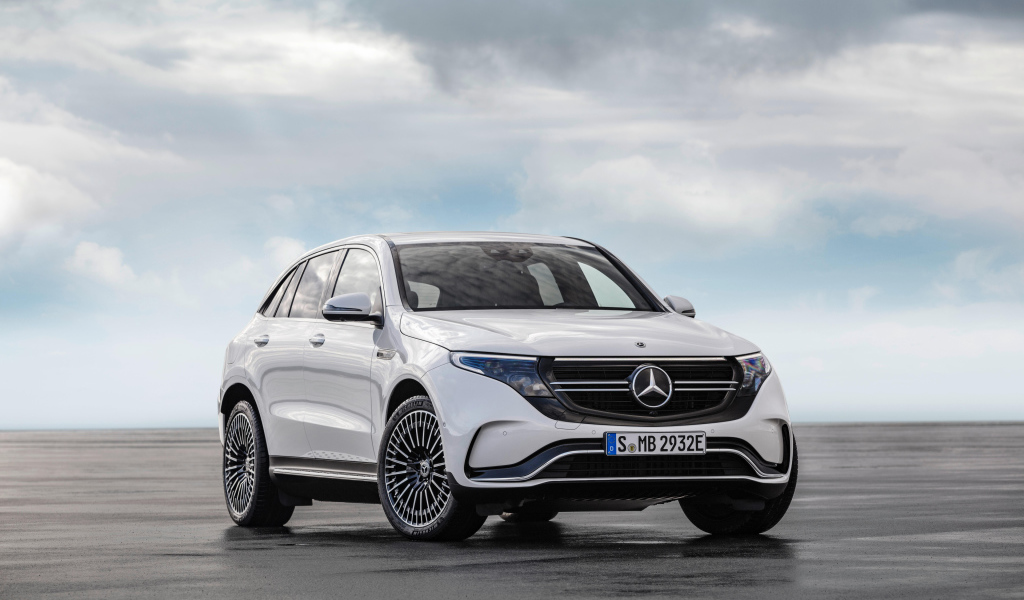 Белый автомобиль Mercedes-Benz EQC, 2020 года на фоне неба