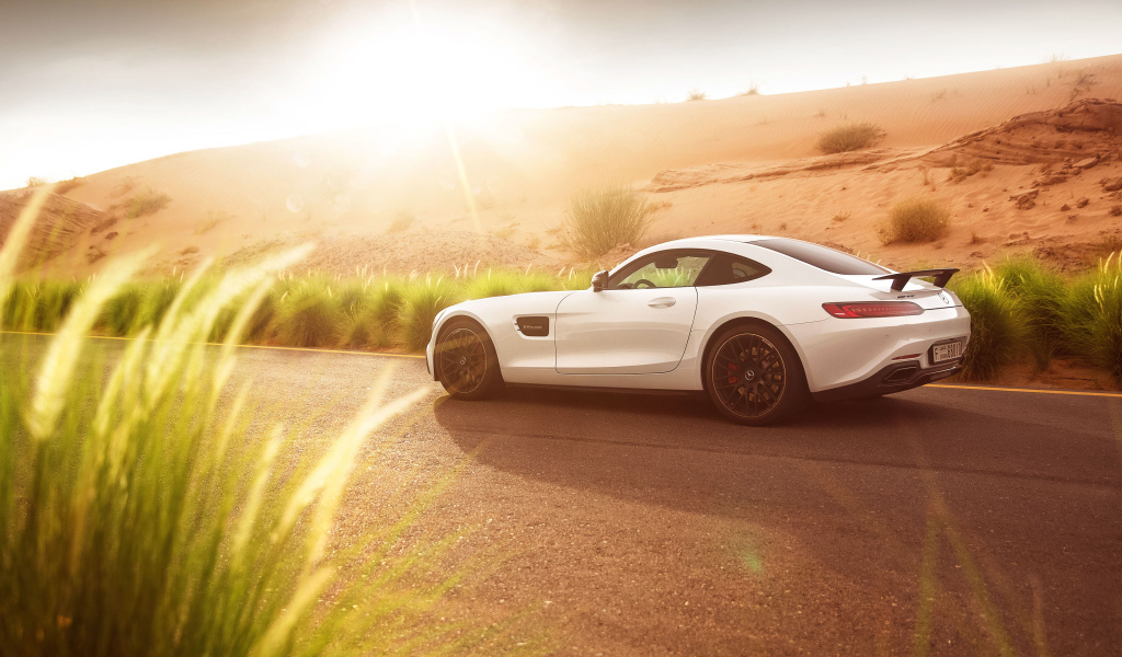 Белый спорткар Mercedes-AMG GT-S в лучах солнца