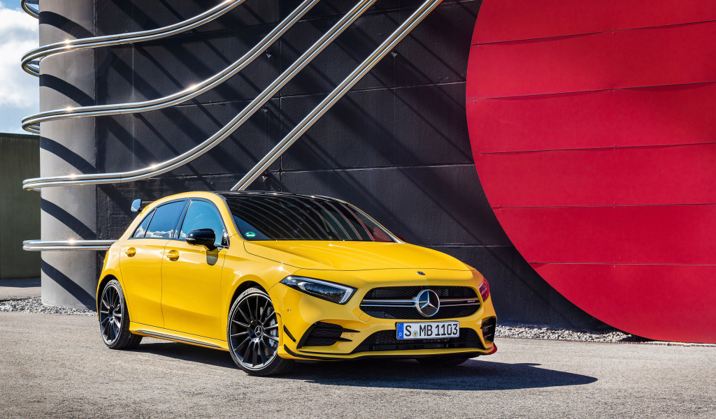Желтый автомобиль Mercedes-AMG A35, 2019 года