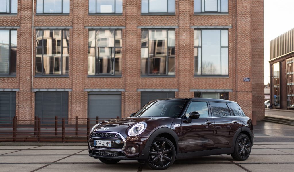 Бордовый компактный автомобиль MINI Cooper S, 2018