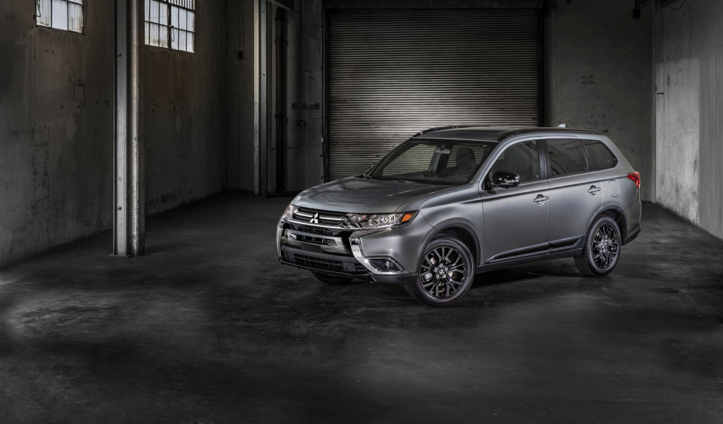 Серебристый внедорожник Mitsubishi Outlander, 2018