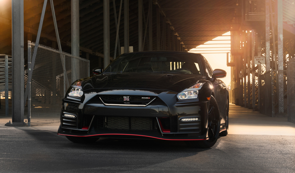 Черный автомобиль Nissan GT R Nismo, 2018 года