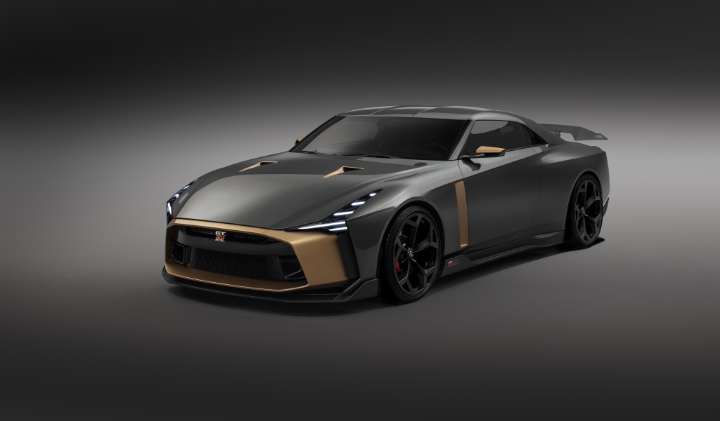 Автомобиль Nissan GT-R50 2018 года на сером фоне