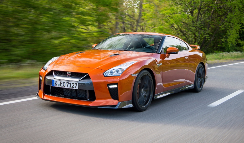 Оранжевый автомобиль Nissan GT-R на трассе