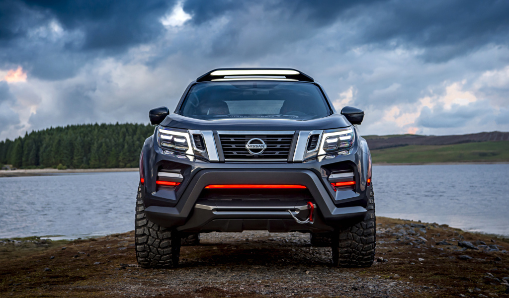 Внедорожник Nissan Navara на фоне грозового неба