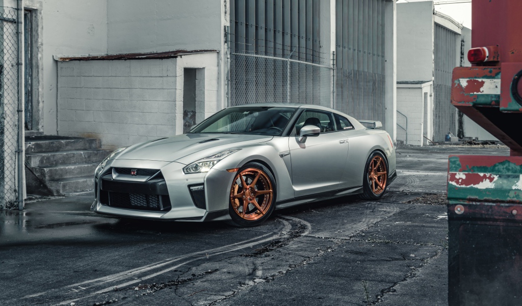 Серебристый автомобиль Nissan GTR