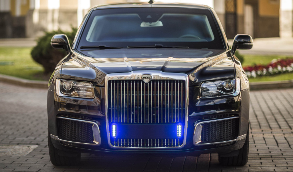 Черный стильный автомобиль Aurus Sena 2018 года вид спереди