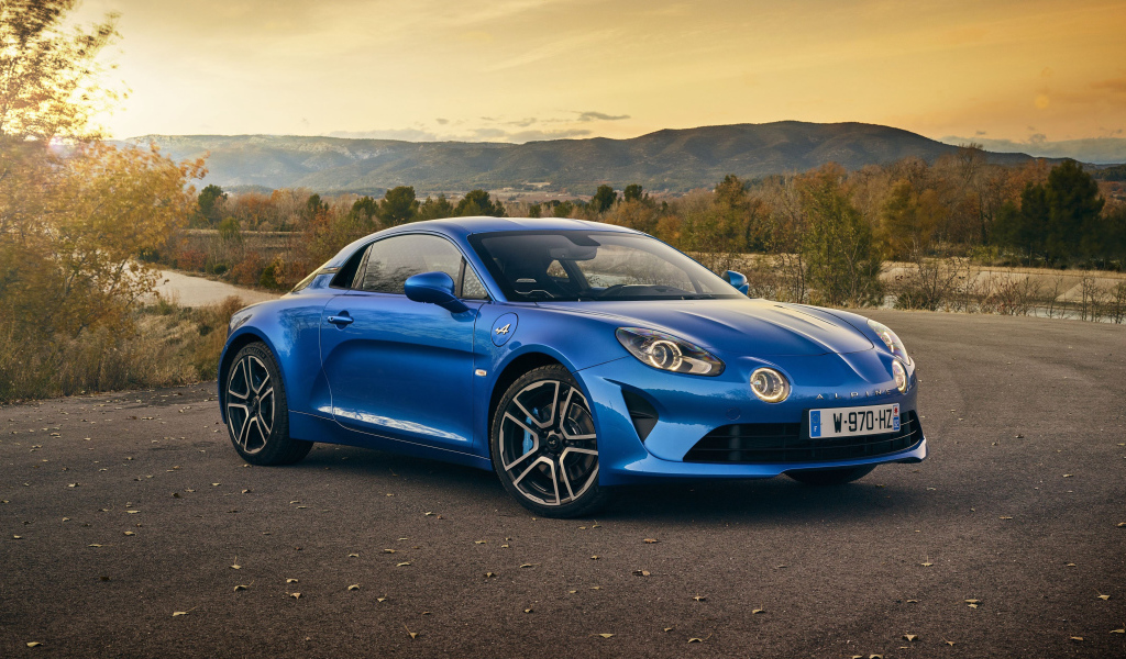 Синий автомобиль Alpine A110 Premiere Edition, на фоне горизонта