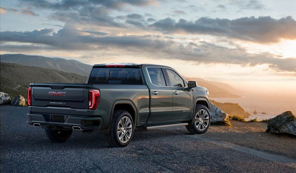 Пикап GMC Sierra Rear Side, 2019 года на берегу океана