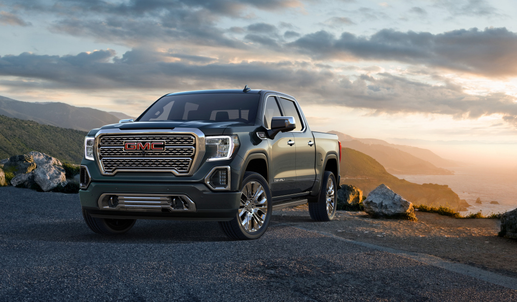 Серебристый автомобиль пикап GMC Sierra, 2019 года 