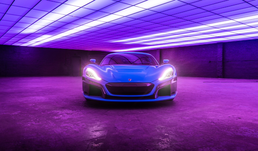 Спортивный автомобиль Rimac C Two California Edition, 2018 с включенными фарами