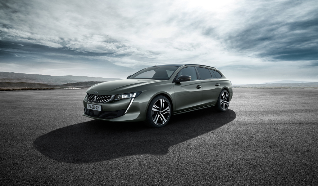 Автомобиль Peugeot 508 SW GT 2018 на фоне неба