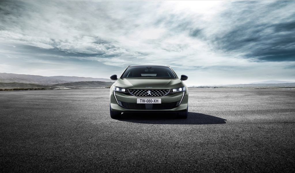 Автомобиль Peugeot 508 SW GT 2018 года вид спереди 