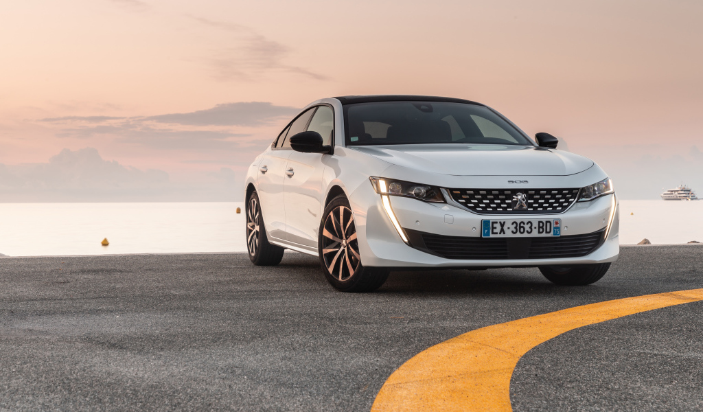 Белый автомобиль Peugeot 508 GT Line