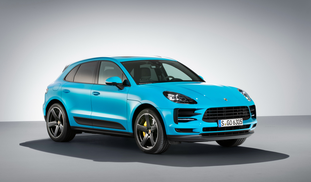 Голубой автомобиль  Porsche Macan S, 2018 на сером фоне
