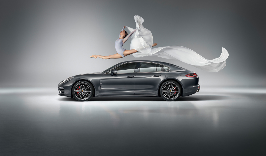 Фантастический прыжок гимнастки через серебристый автомобиль  Porsche Panamera Turbo