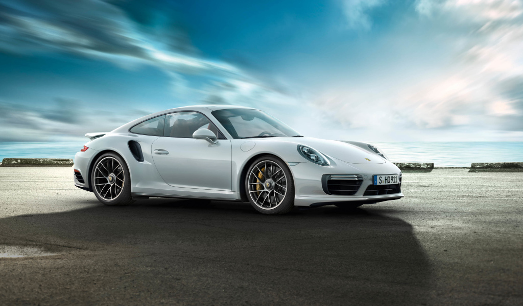 Серебристый автомобиль Porsche 911 Turbo на фоне красивого неба