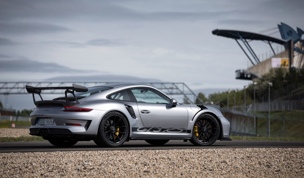 Спортивный автомобиль Porsche 911 GT3 RS, 2018 года вид сзади