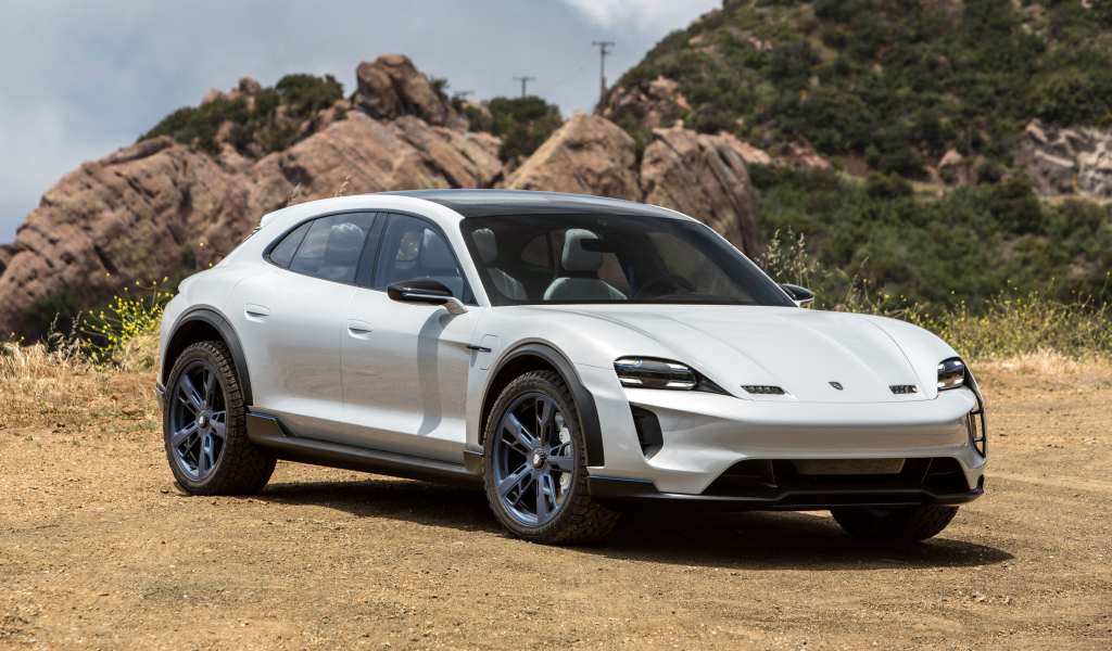 Белый автомобиль Porsche Mission E Cross Turismo 2018