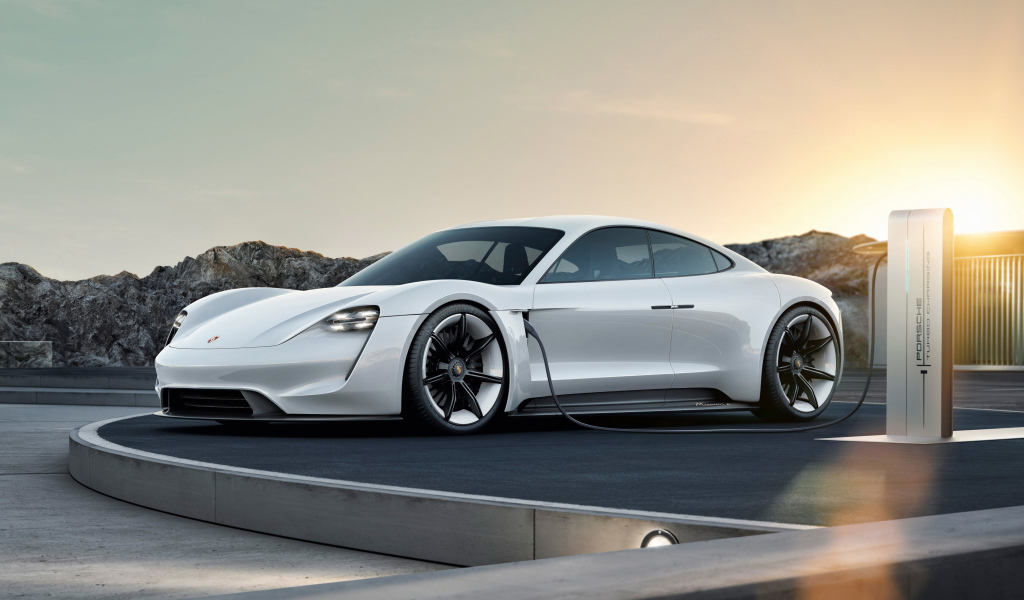 Белый спортивный автомобиль Porsche Mission E Concept