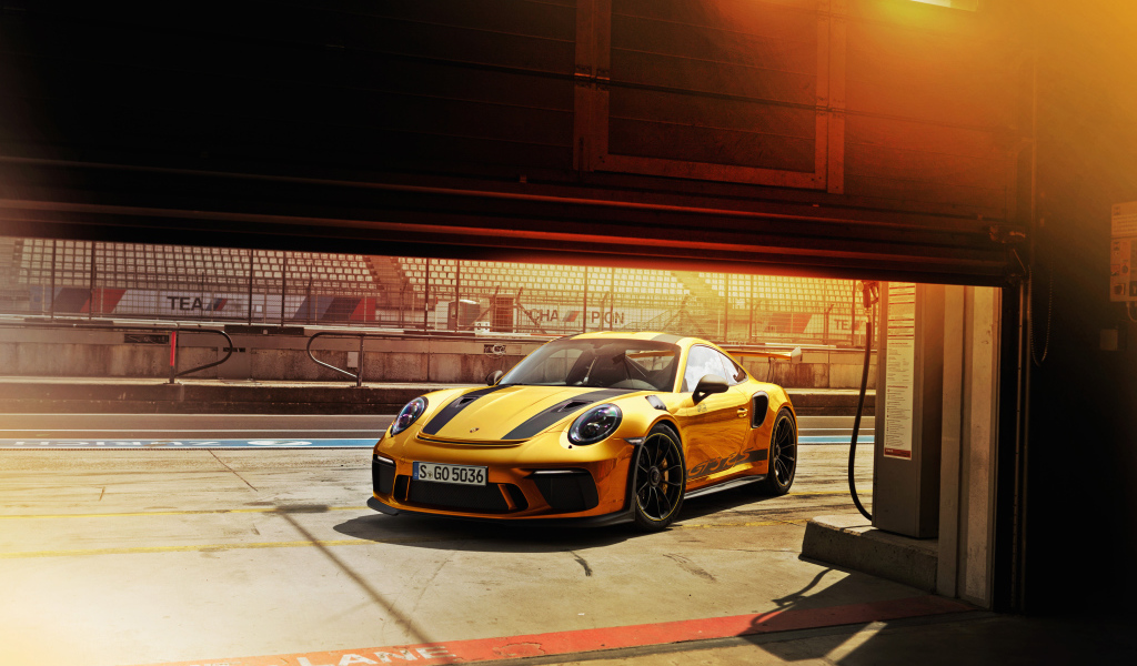 Желтый автомобиль Porsche 911 GT3 RS, 2018 года