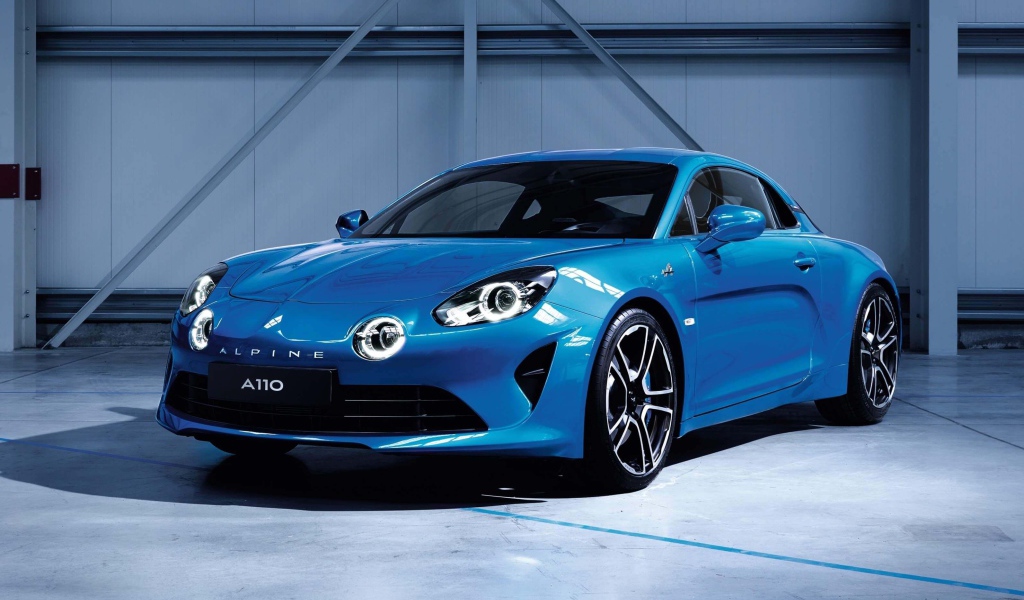 Голубой автомобиль Renault Alpine A110, 2019 года