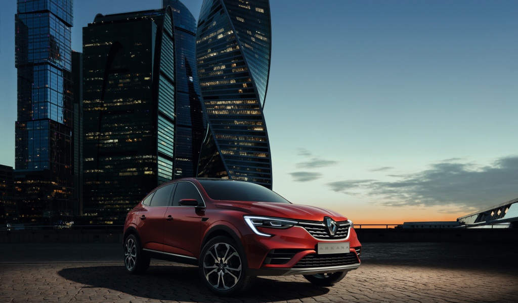 Внедорожник Renault Arkana, 2019 на фоне мегаполиса