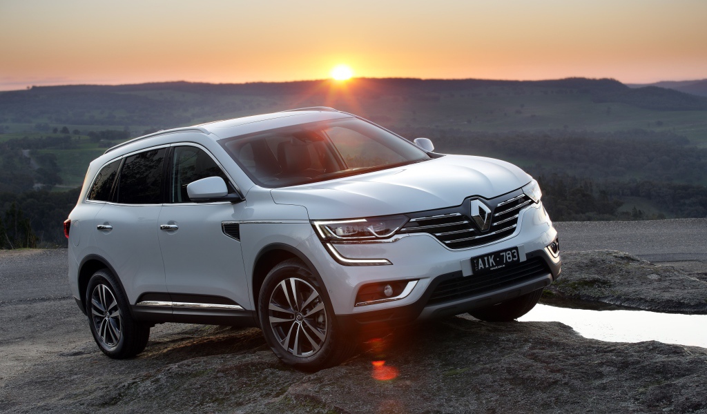 Белый внедорожник Renault Koleos, 2017 на фоне заката