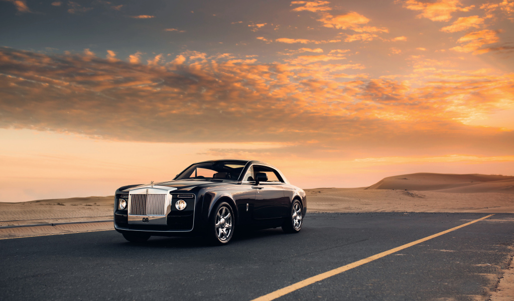 Черный Rolls Royce Sweptail  на фоне красивого неба