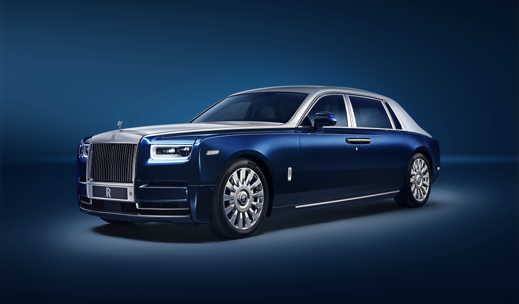 Синий автомобиль Rolls-Royce Phantom EWB 2018