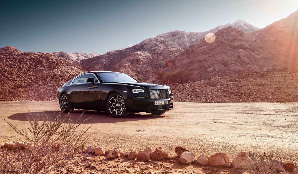 Стильный автомобиль Rolls Royce Wraith Black Badge на фоне гор