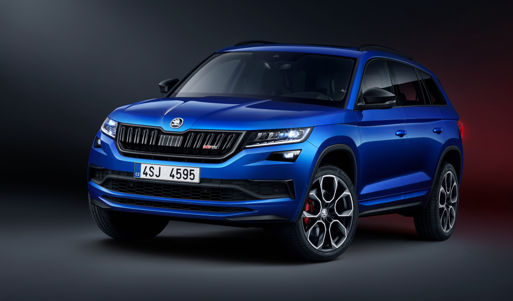 Синий внедорожник Skoda Kodiaq RS 2019 года на сером фоне