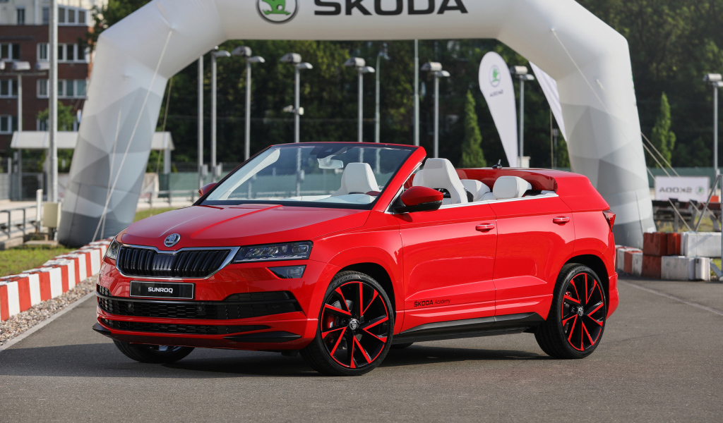 Красный новый автомобиль Skoda Sunroq Concept 2018