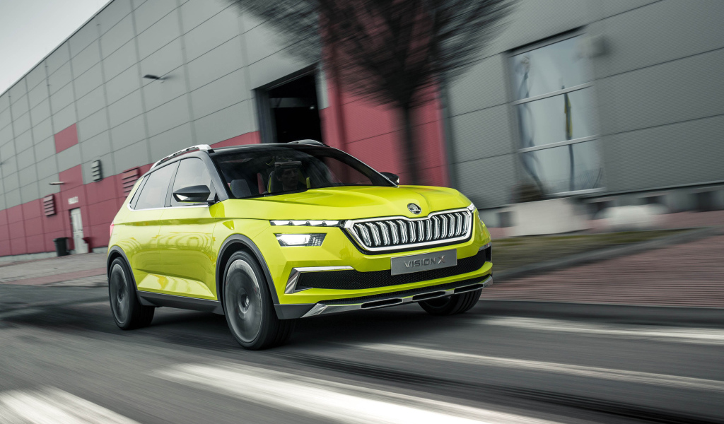 Автомобиль Skoda Vision X, 2018 года в движении