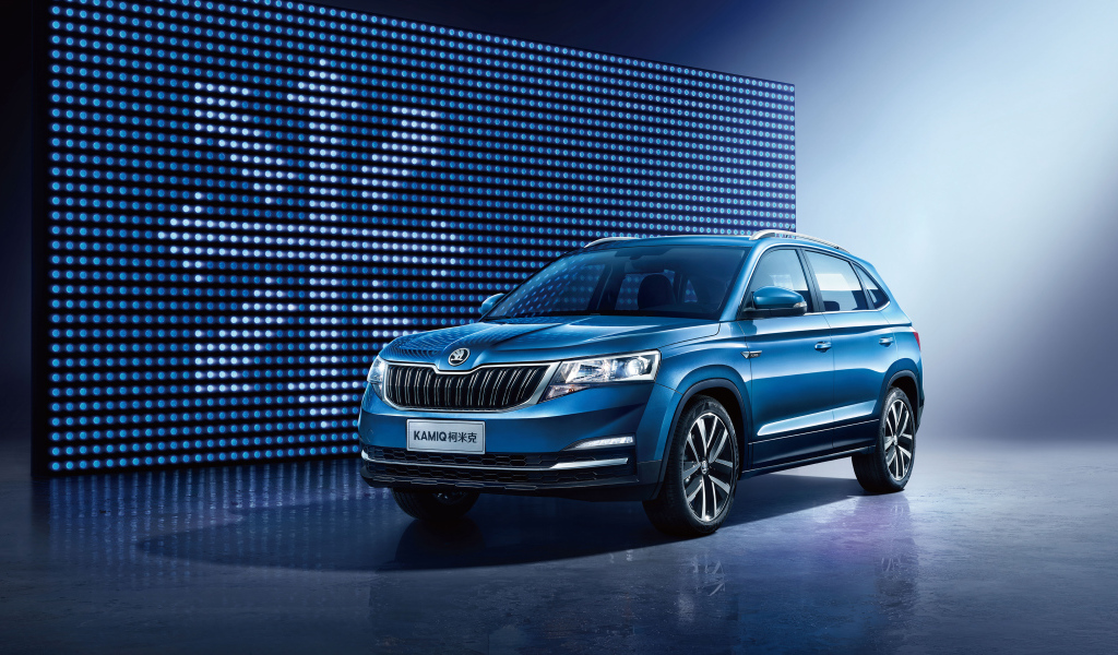 Новый синий автомобиль Skoda Kamiq, 2018 года
