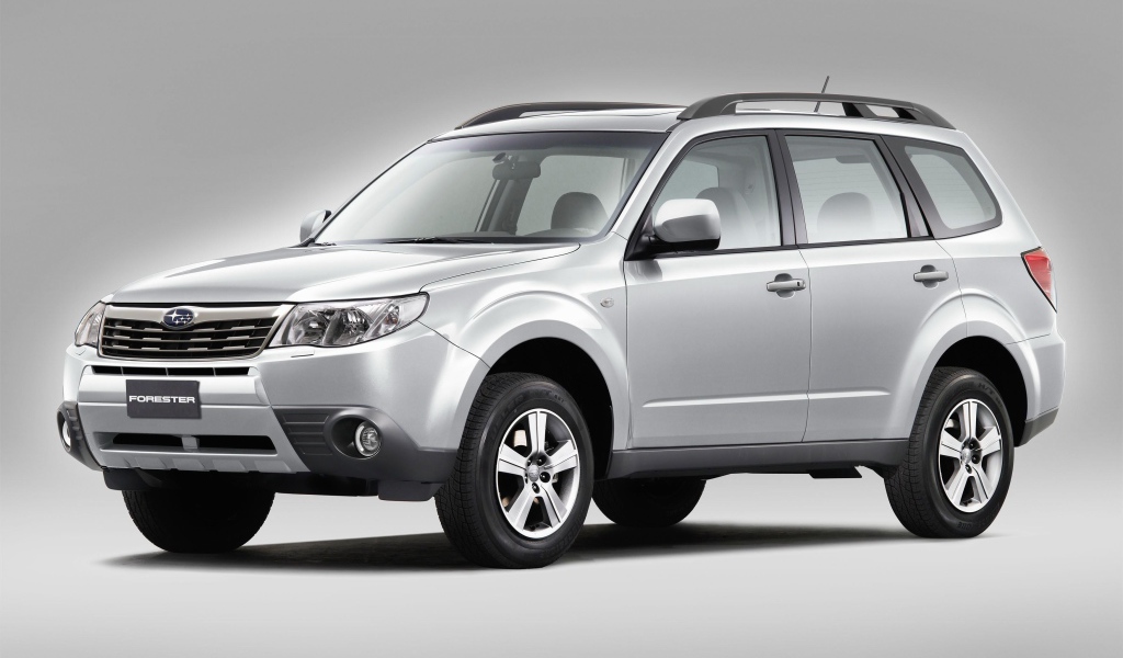 Серебристый автомобиль Subaru Legacy, 2019