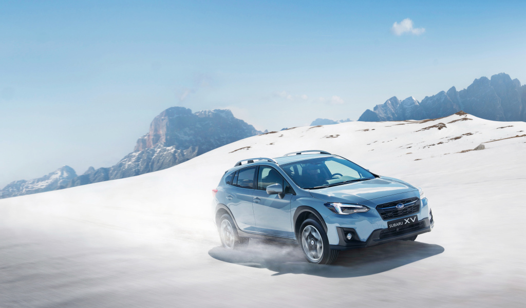 Внедорожник Subaru XV на заснеженном склоне