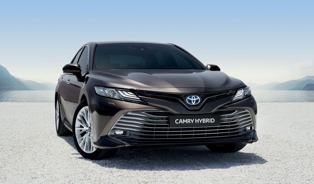 Автомобиль Toyota Camry Hybrid 2019 года стоит на песке
