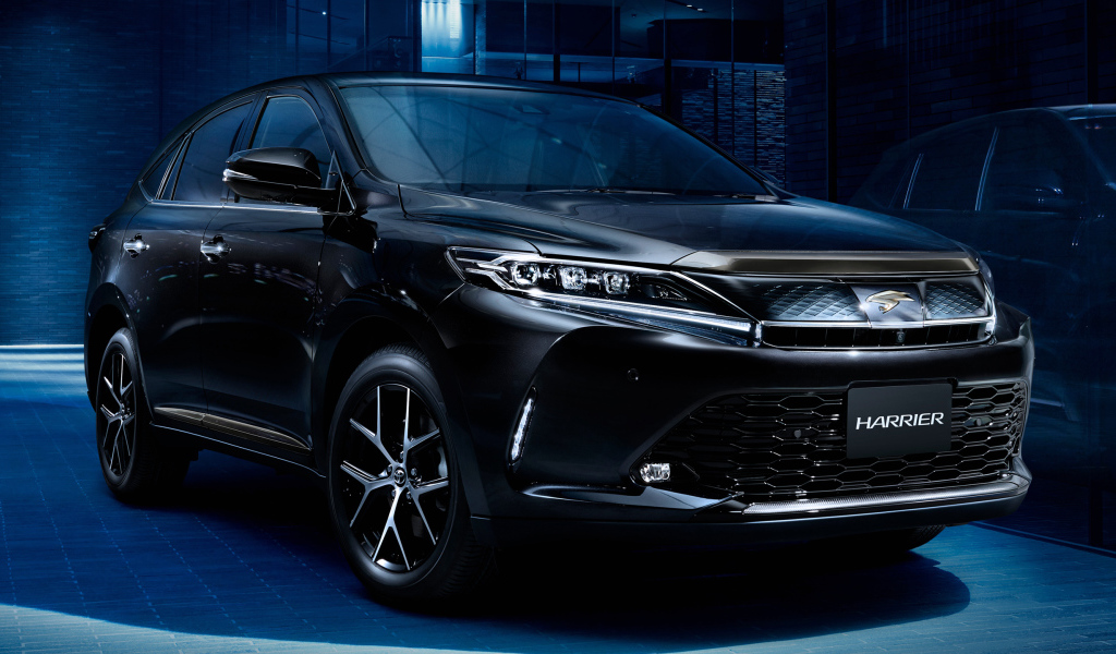 Черный стильный автомобиль Toyota Harrier  2018 года