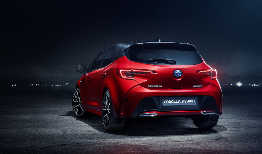 Красный автомобиль Toyota Corolla Hybrid, 2018 года вид сзади