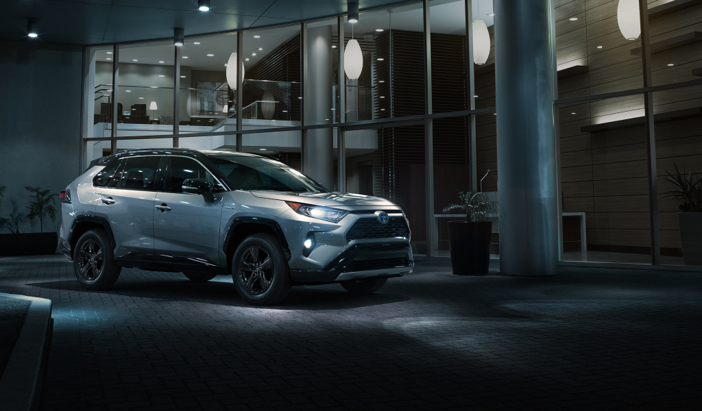 Серебристый внедорожник Toyota RAV4, 2019