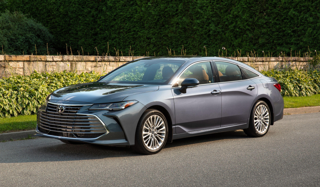 Серебристый автомобиль Toyota Avalon 2018