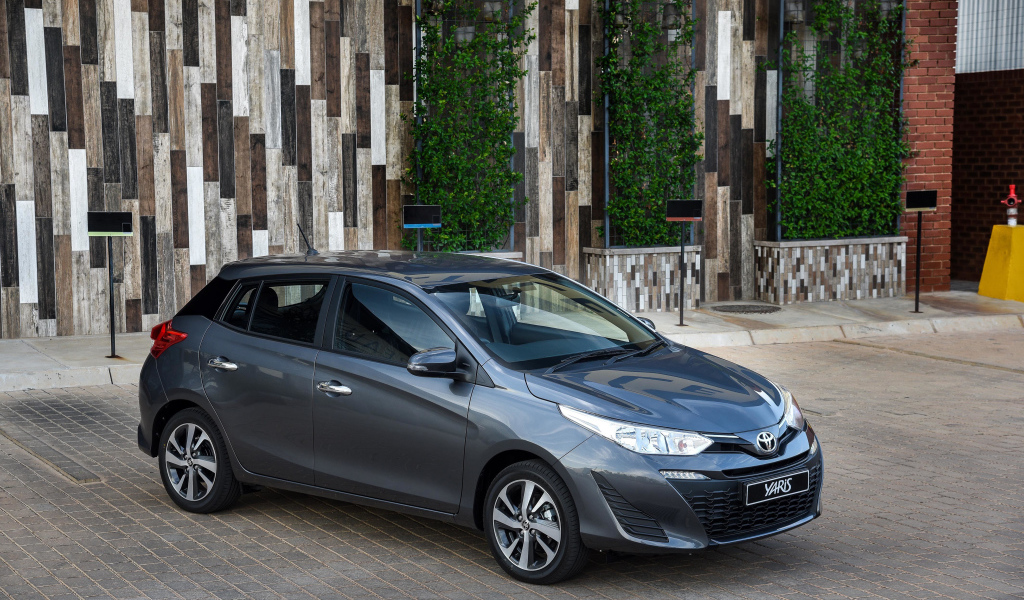 Серебристый автомобиль Toyota Yaris, 2018