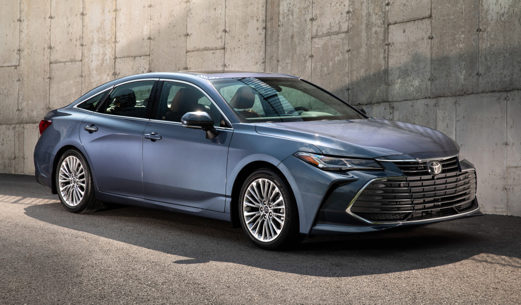 Стильный серебристый автомобиль Toyota Avalon, 2019