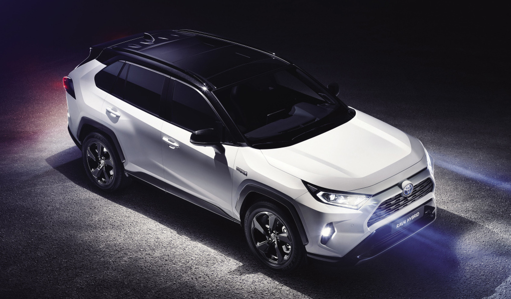 Белый внедорожник Toyota RAV4, 2019
