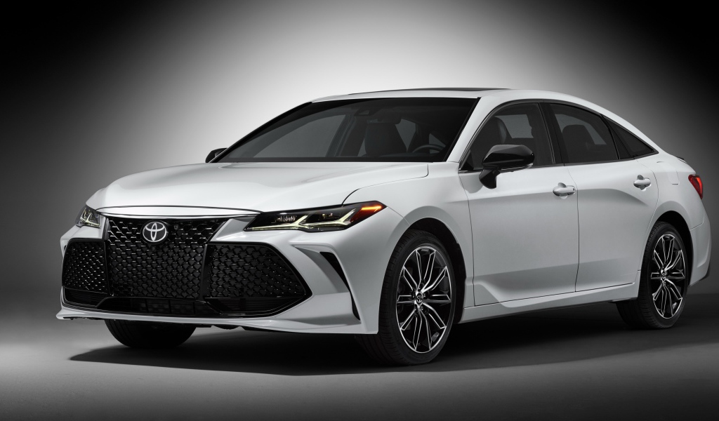 Белый автомобиль Toyota Avalon Touring, 2019 на сером фоне